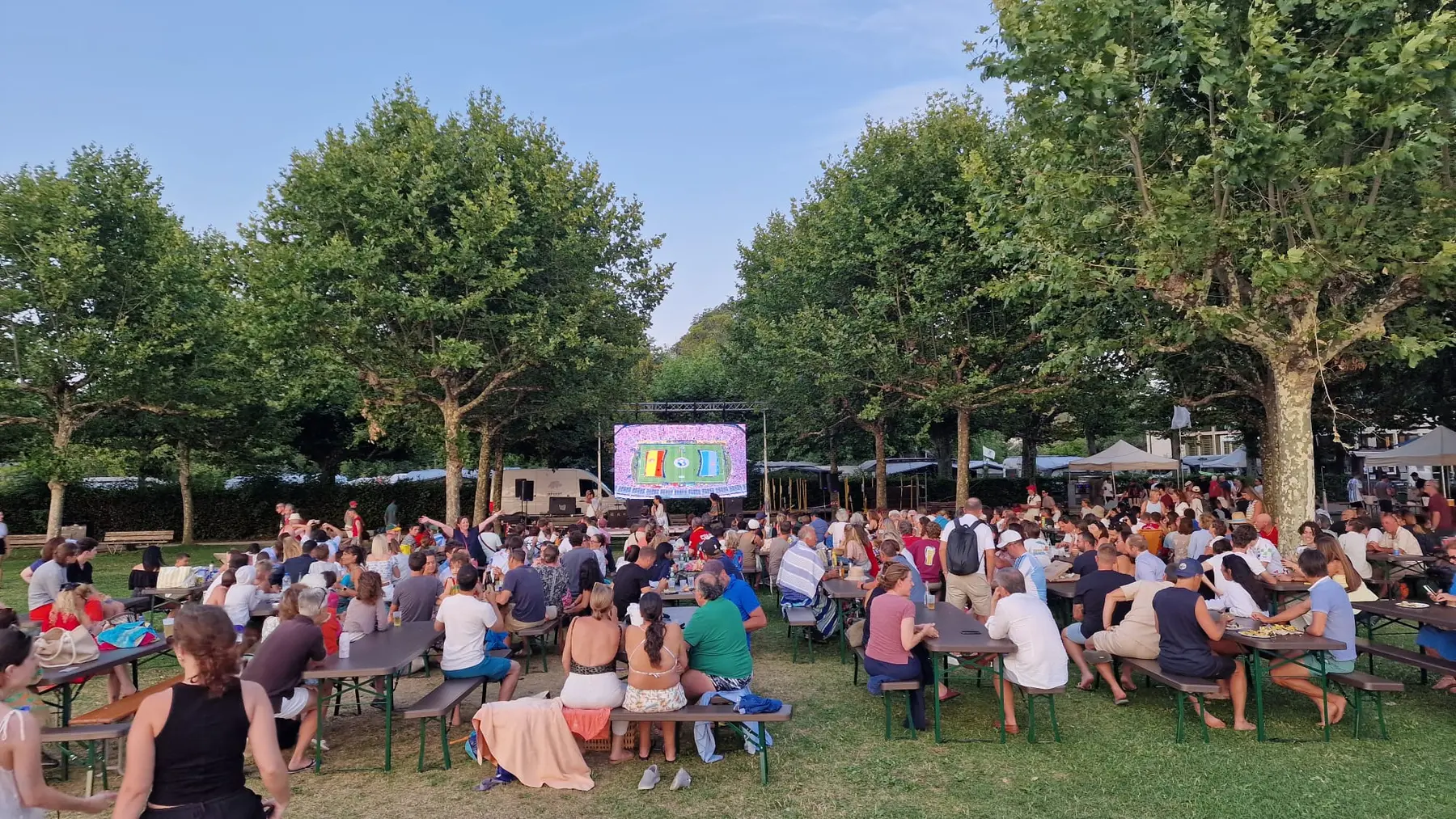 Retransmission sportive sur écran LED devant un large public