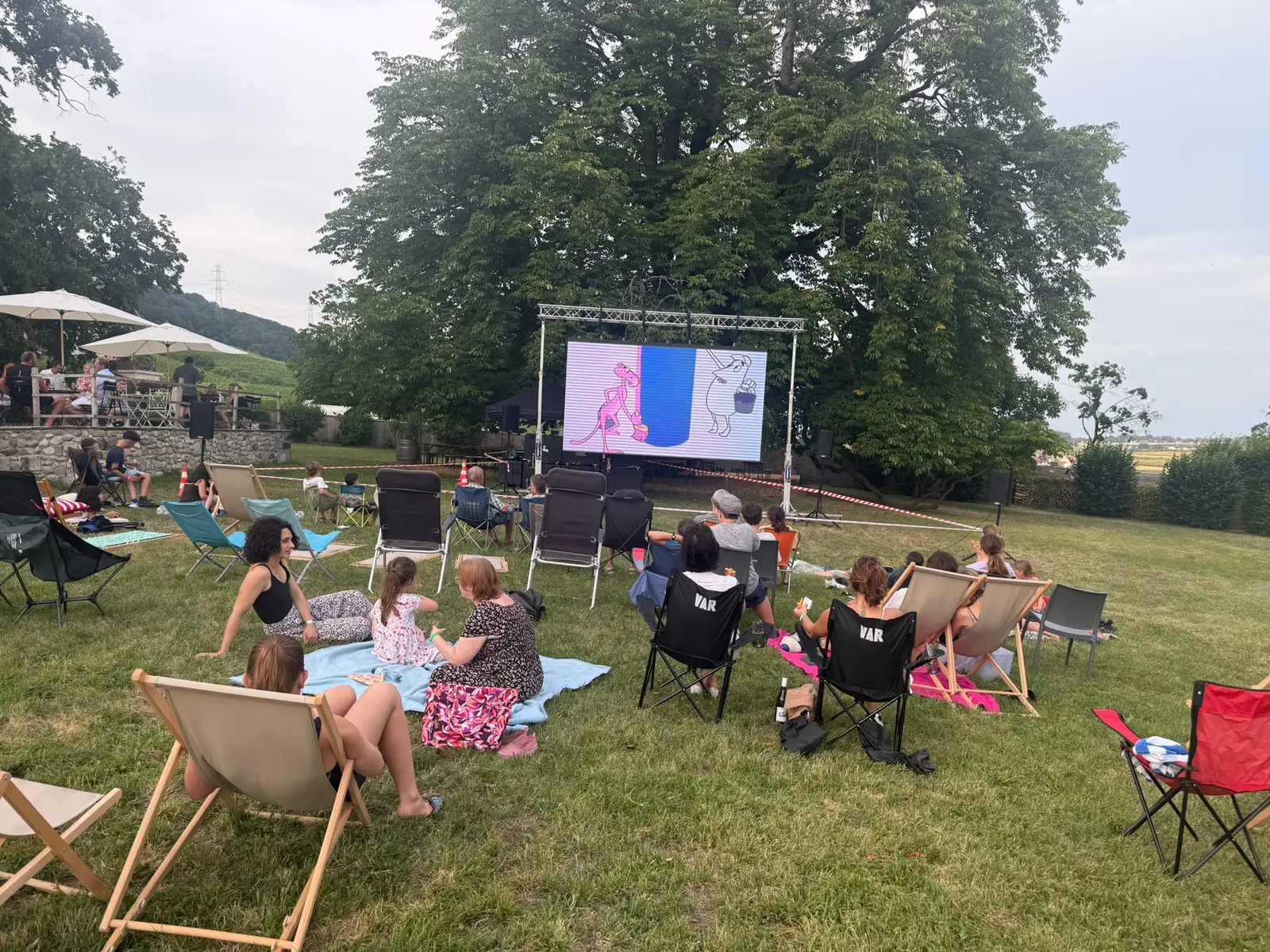 Projection familiale en plein air sur un écran LED